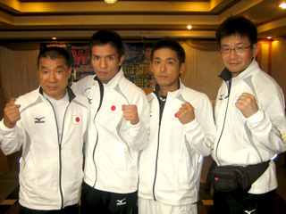 (左から)花形会長、木村章司、石渡トレーナー、南マネージャー